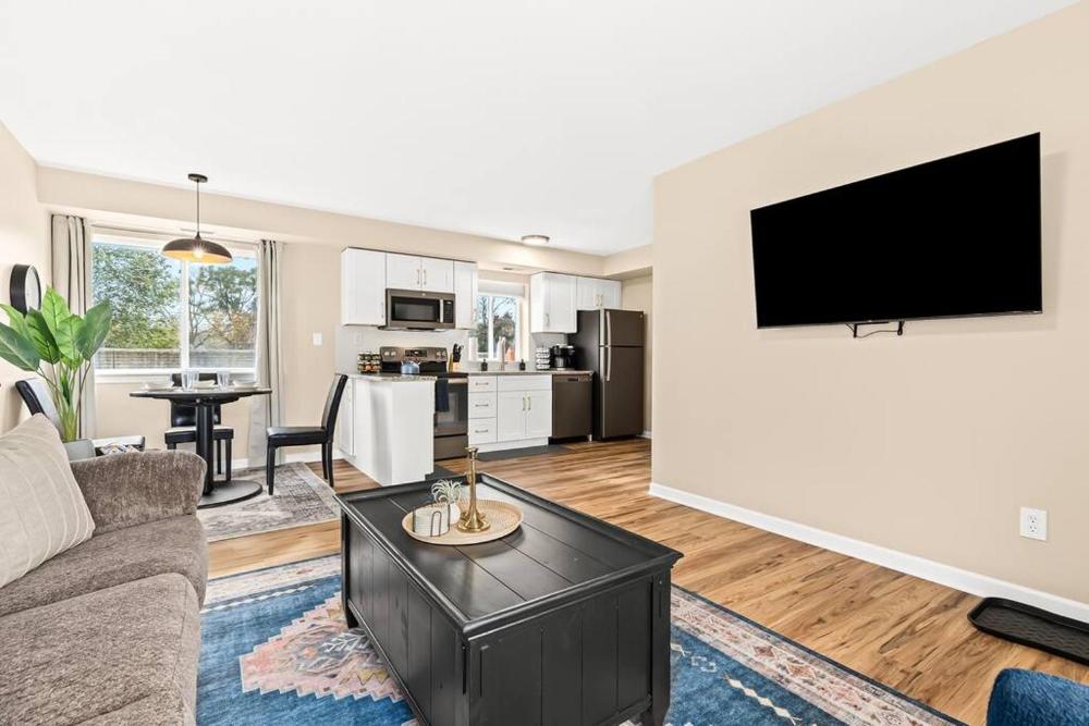 Brand New! 1BR Lower Flat near Downtown Roseville